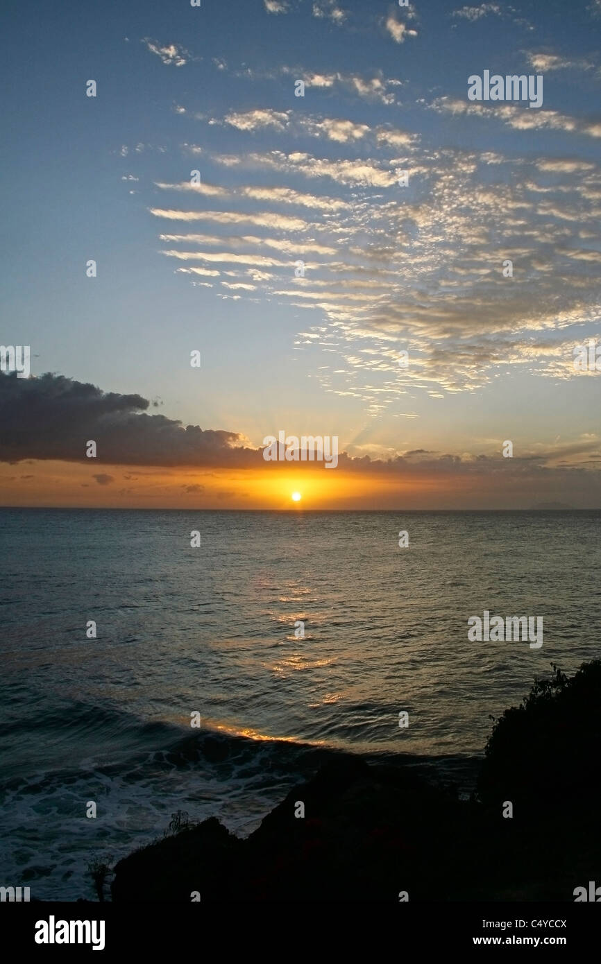 Blick auf den Sonnenuntergang vom El Faro Park und der Punta Higuero Leuchtturm in Rincon Puerto Rico Stockfoto