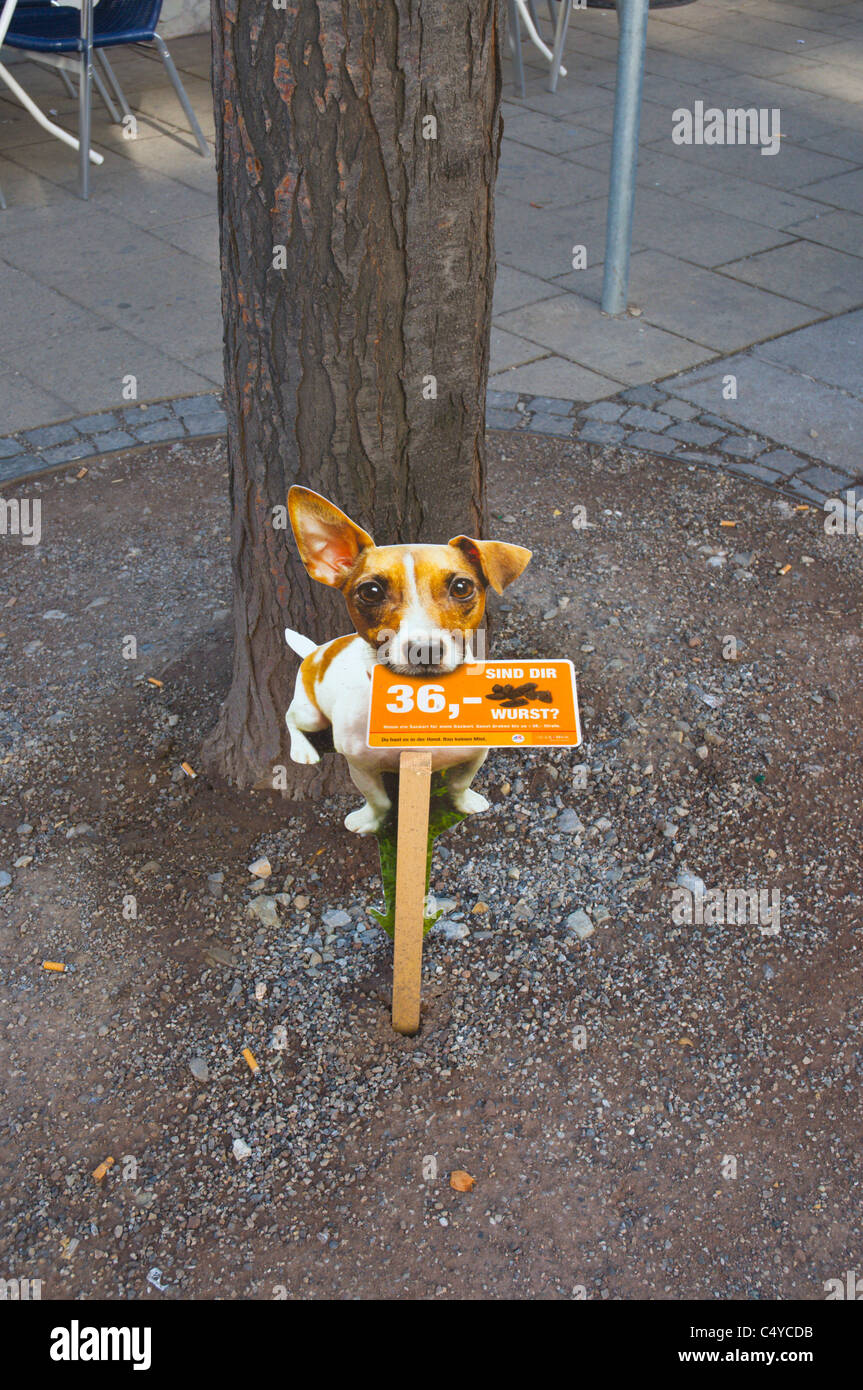 Bekanntmachung über eine Geldstrafe für Hunde, die den Boden des Bodens Mitteleuropa Mariahilfer Straße Straße Wien Österreich Stockfoto