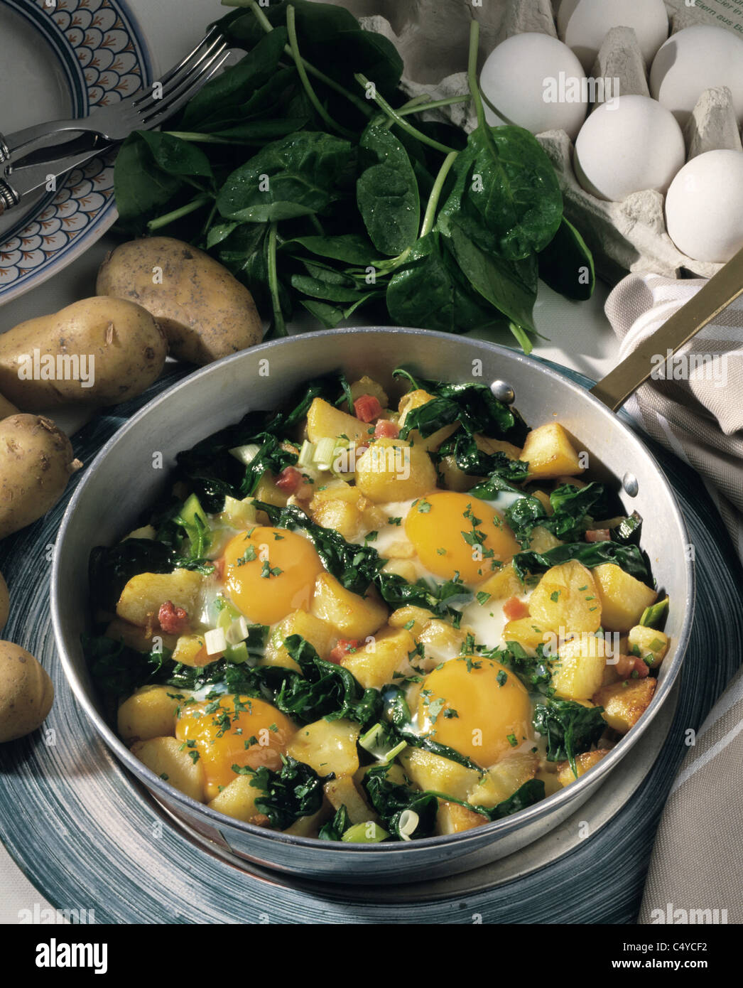 Bratkartoffeln und Spinat mit Ei Stockfoto