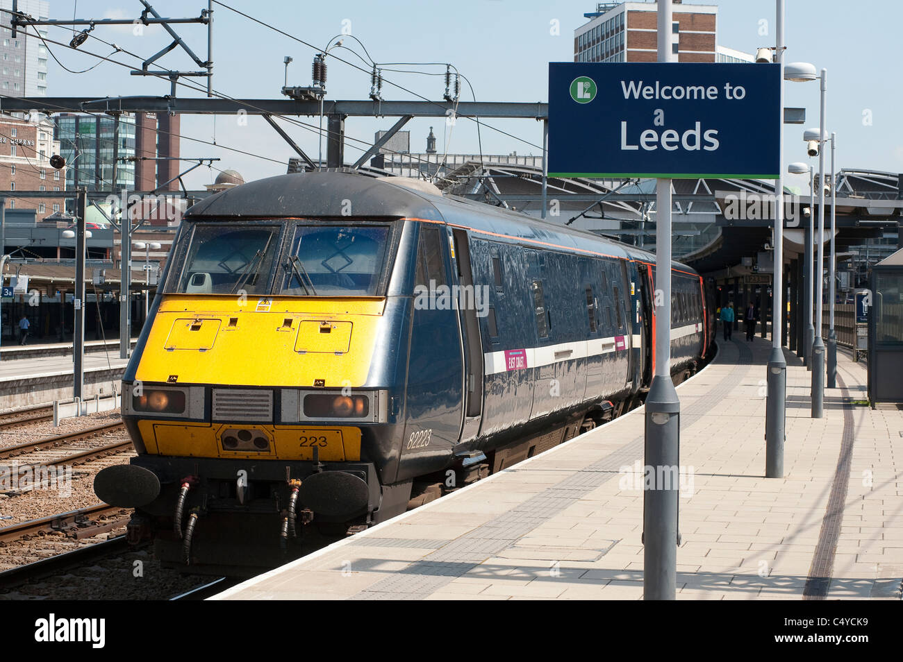 High-Speed-Zug in Ostküste Züge Lackierung warten am Bahnsteig Bahnhof Leeds in England. Stockfoto