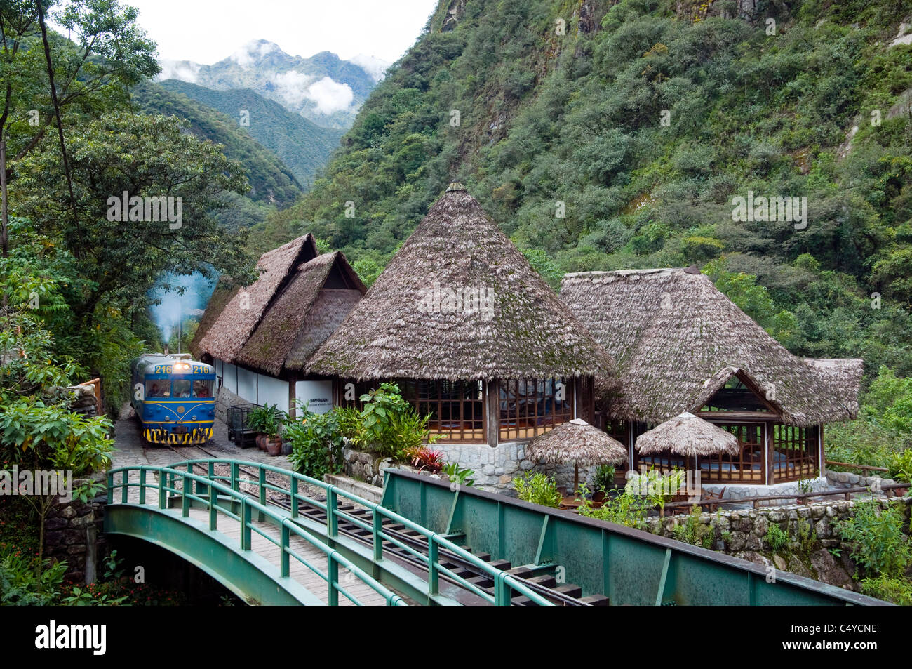 Ein Peru Rail Zug Ankunft in Agua Calientes in der Nähe von Machu Picchu, Peru, Südamerika. Stockfoto