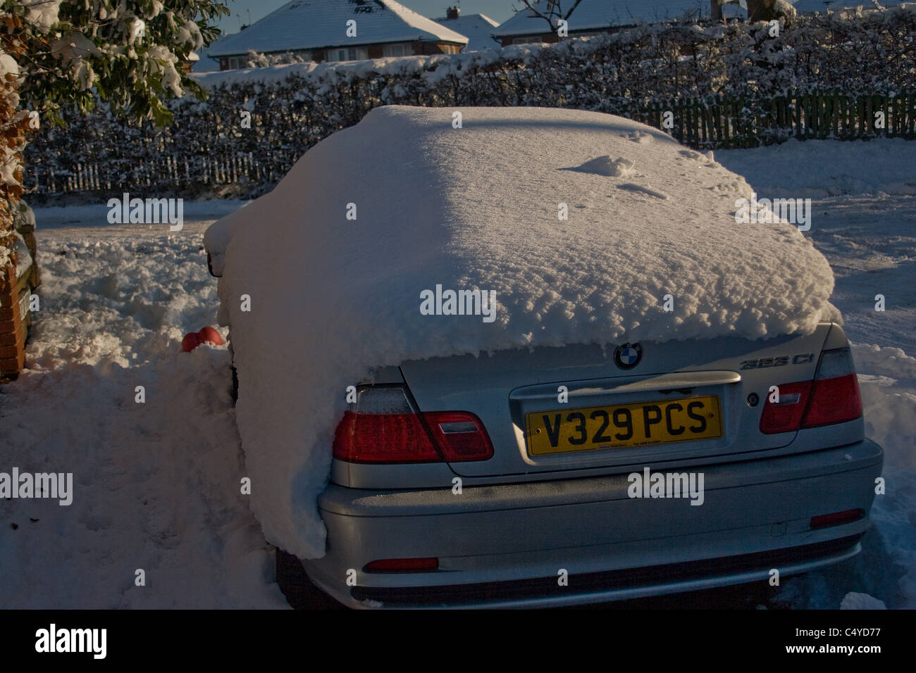 schneebedeckte Auto. Stockfoto