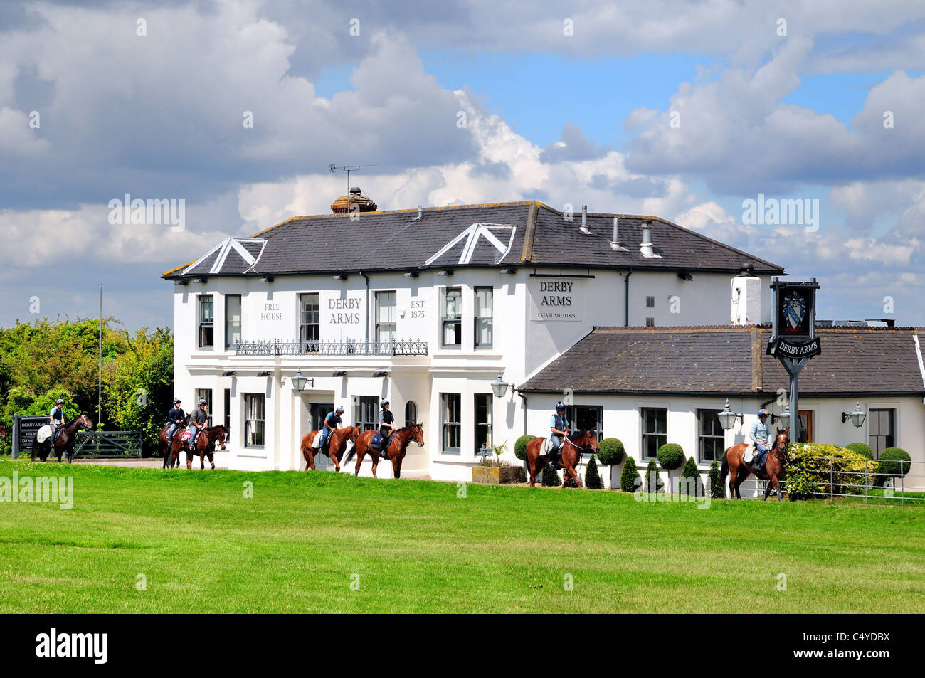 Rennpferde werden außerhalb des Derby Arms Pub, Surrey Epsom England UK, ausgeübt Stockfoto