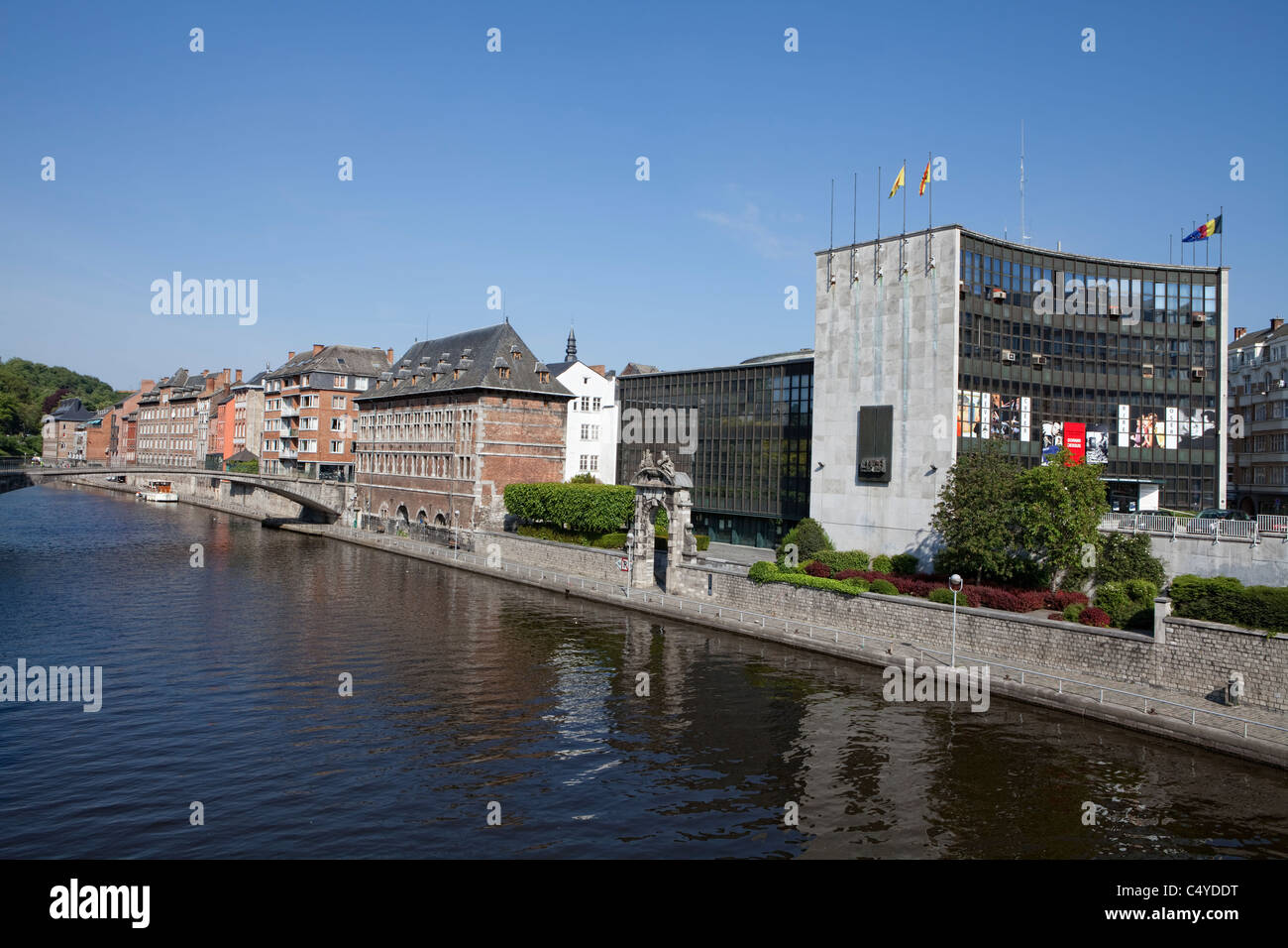 Häuserzeile mit einer Bank auf der Maas, Namur, Wallonien, Belgien Stockfoto
