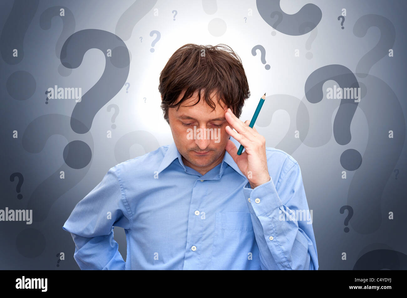 Porträt eines jungen Geschäftsmann hält einen Stift und denken. Stockfoto