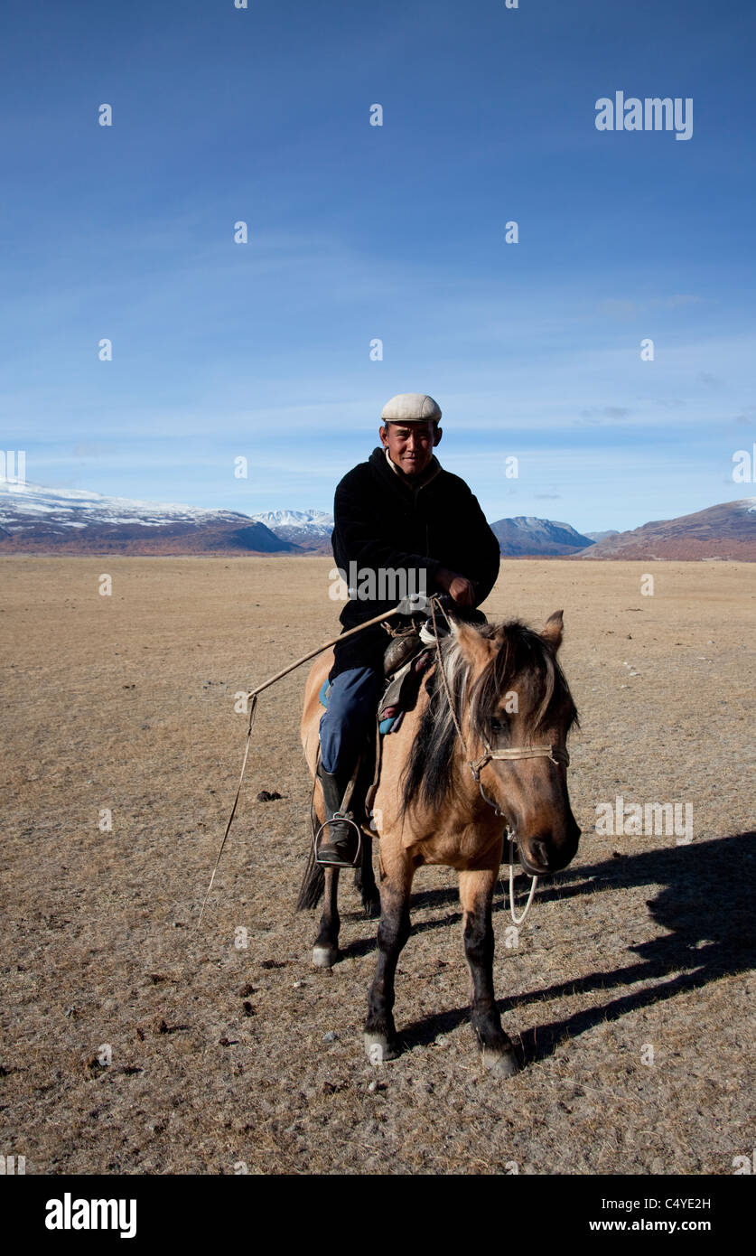 Hirte am Rand des Sees Khoton Bayan in der Mongolei (Region Tsengekhayrkhan), Stockfoto