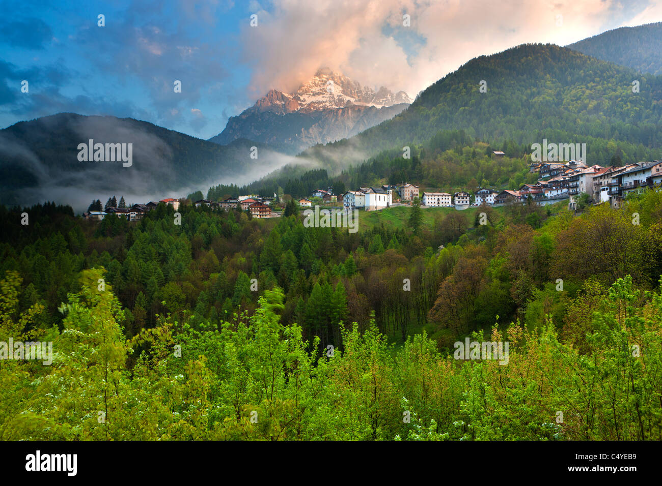 Valle Di Cadore und Monte Antelao im Hintergrund, Vento, Dolomiten, Italien, Europa Stockfoto