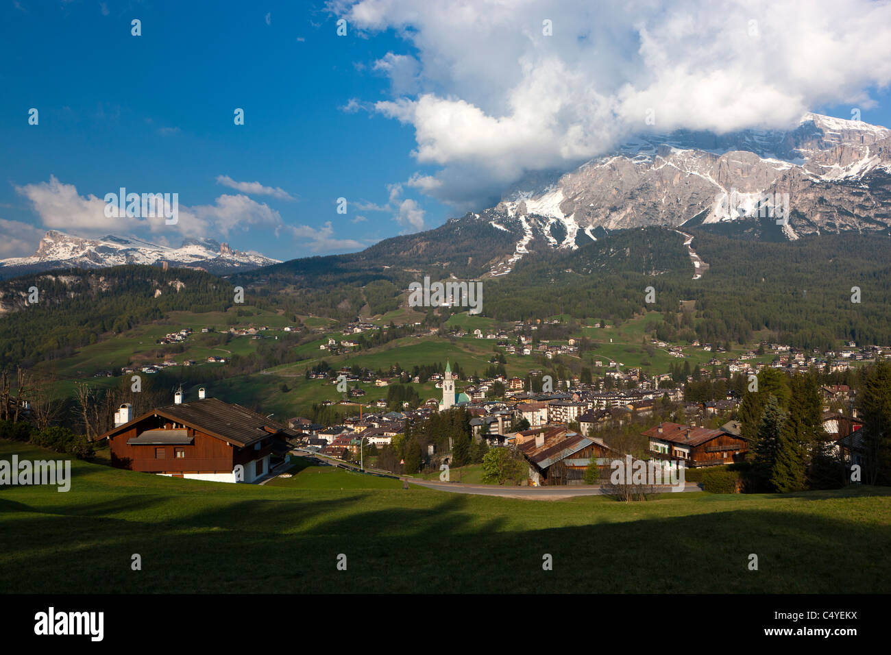 Cortina D'Ampezzo in Richtung Tofana di Mezzo und Tofana di Dentro o de Inze, Dolomiti D'Ampezzo, Vento, Dolomiten, Italien, Europa Stockfoto