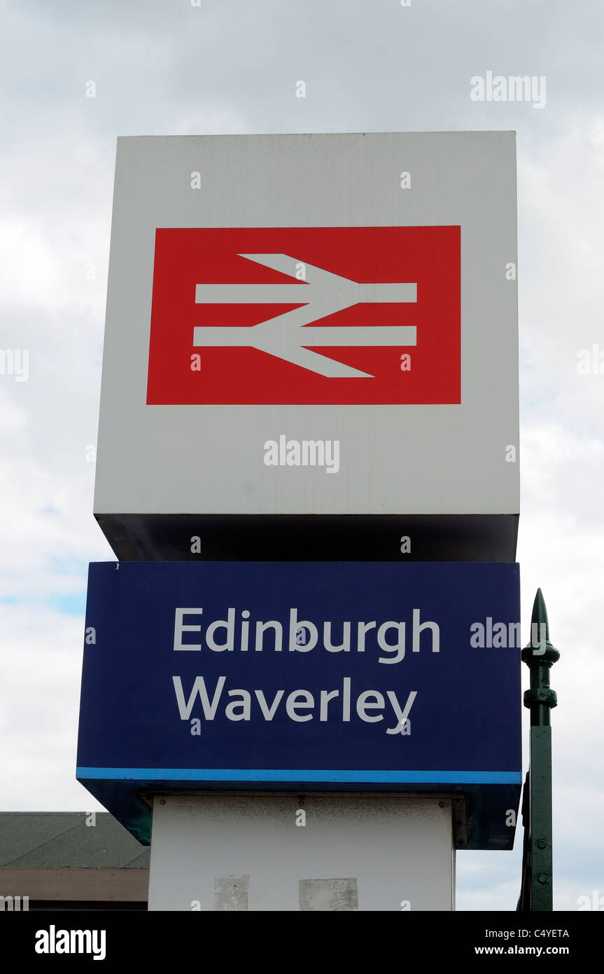 Edinburgh Waverley Bahnhof Schild Mit Dem Doppelpfeil Logo Der Spitzname "der Pfeil der Unentschlossenheit" Schottland Großbritannien Stockfoto