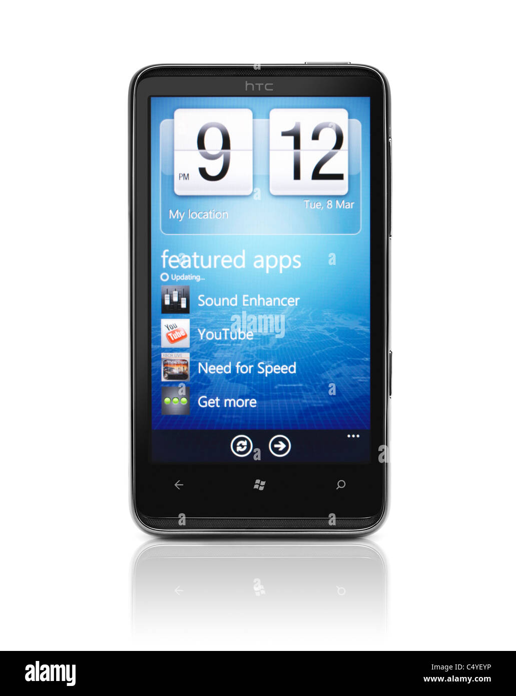 Windows 7 Phone. HTC HD7 Smartphone mit AppStore auf dem Display isoliert auf weißem Hintergrund. Qualitativ hochwertige Fotos. Stockfoto