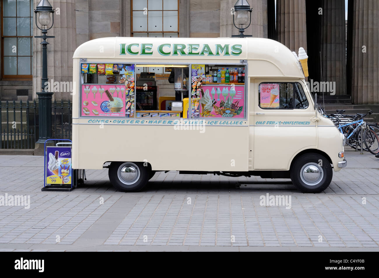 Traditioneller Alter Britischer Eiswagen Vor Der Scottish National Gallery In Princes Gardens Edinburgh Schottland Stockfoto