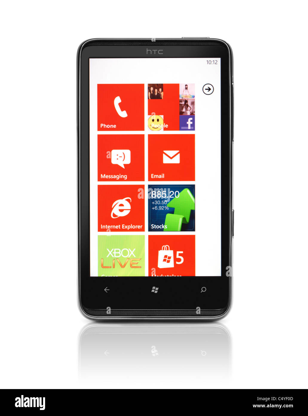 Windows 7 Phone. HTC HD7 Smartphone mit Desktop-Fliesen auf seinem Display isoliert auf weißem Hintergrund. Qualitativ hochwertige Fotos. Stockfoto
