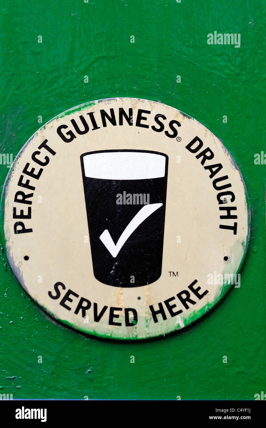 Alten Guinness-Zeichen vor einem Pub In Edinburgh, Schottland Stockfoto