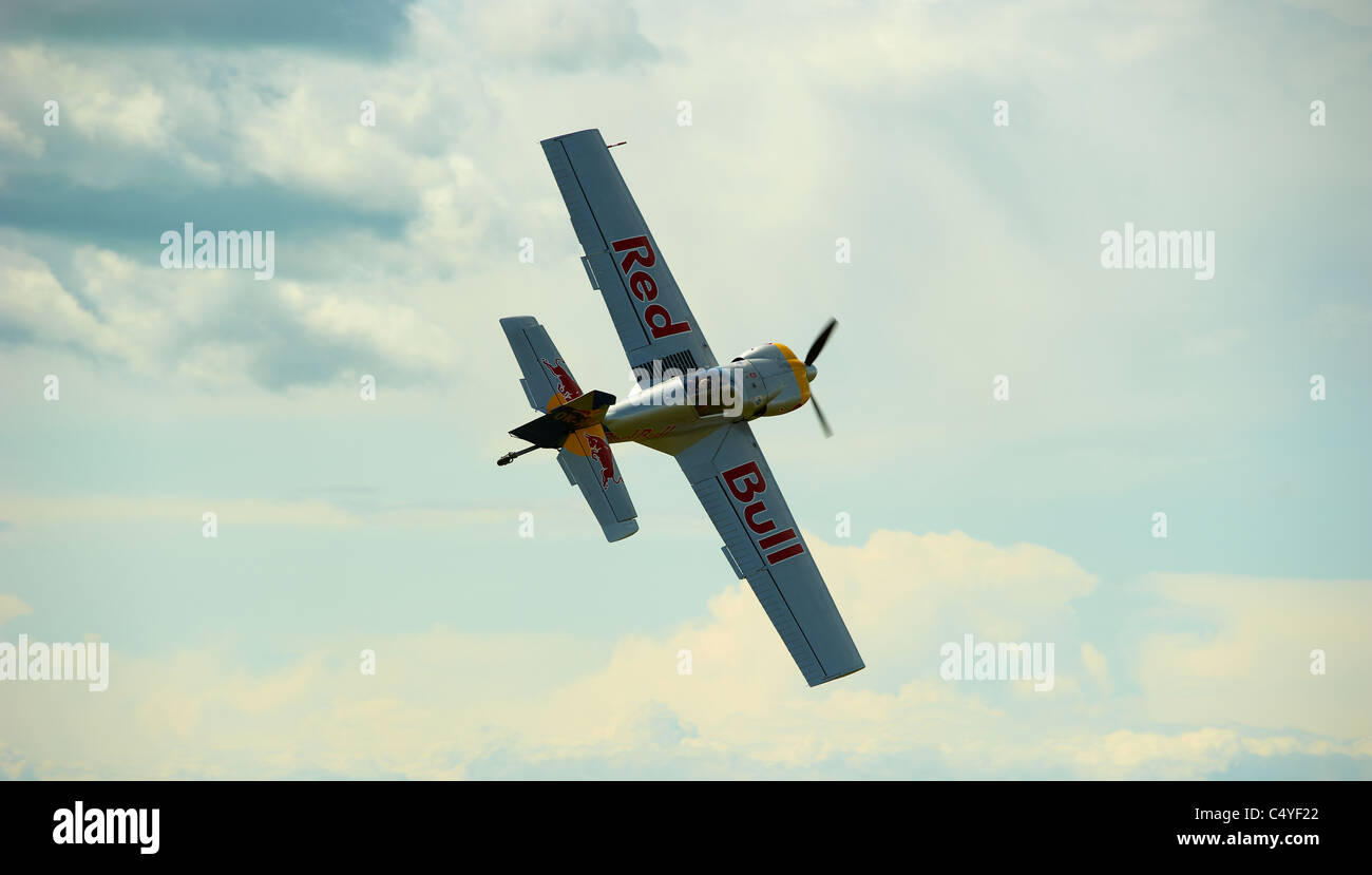 Flying Bulls Aerobatics Team Red Bull ZLIN 50 LX MEMORIAL AIR SHOW 2011 Roudnice nad Labem Tschechien Stockfoto