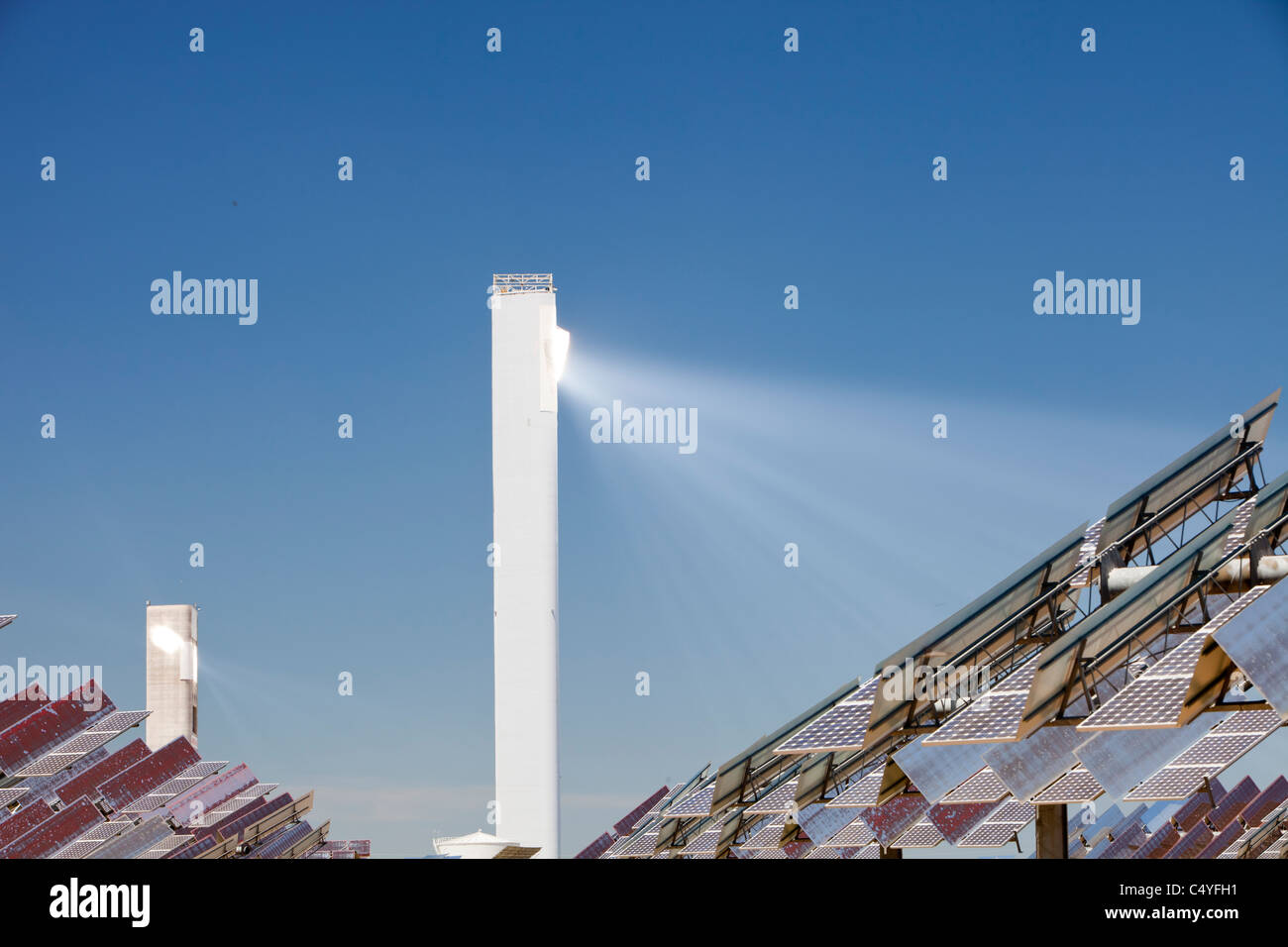 Die PS20 solar thermische Turm, der nur solche Arbeiten solar derzeit in der Welt. Stockfoto