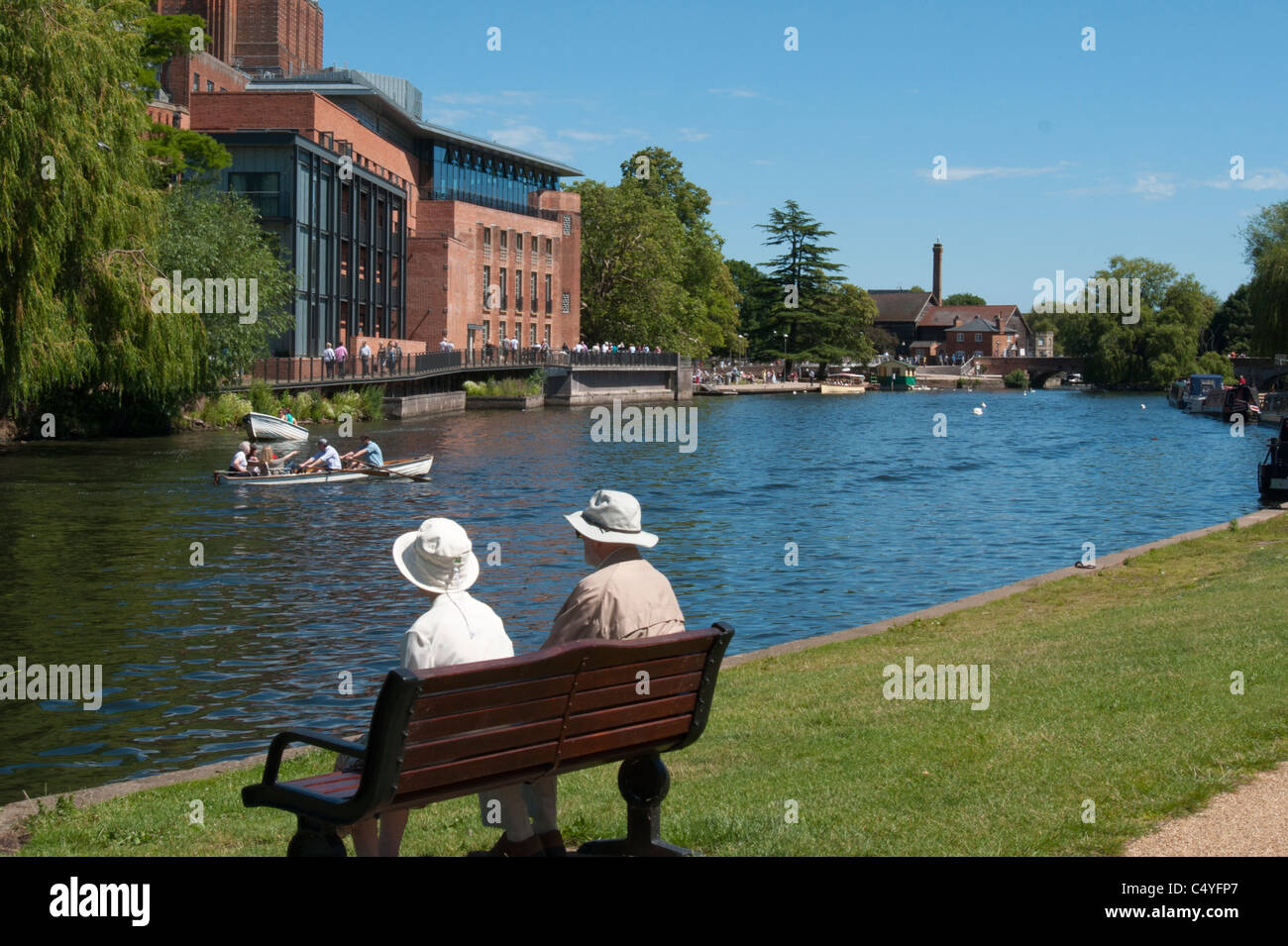 Ein paar Sonnen am Fluss Avon in Stratford, mit RSA-Theater im Hintergrund. UK Stockfoto