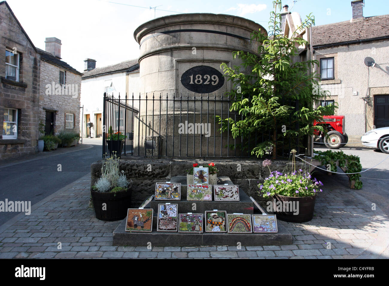 Den Wassertank Brunnen in Youlgreave mit der 2011 Childrens Well Dressings Stockfoto