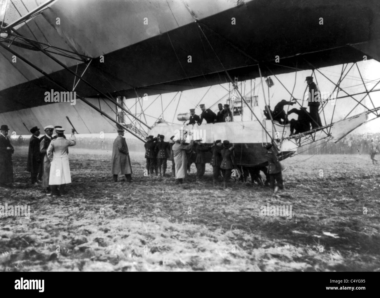Zeppelin-Landung in Anwesenheit des Grafen Zeppelin und Kronprinz Stockfoto