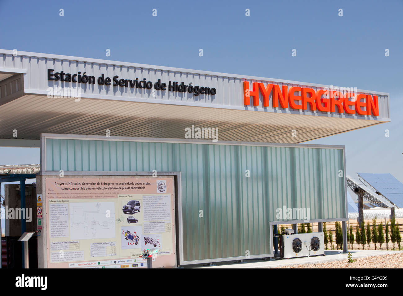 Eine Wasserstoff-Anlage in einem Teil des Solucar solar Anlage im Besitz von Abengoa Energie, in Sanlucar La Mayor, Andalusien, Spanien. Stockfoto