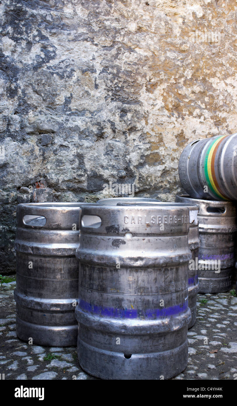 Bierfässer auf einem gepflasterten Steinboden gespeichert werden. Der Turf Tavern Pub Oxford Stockfoto