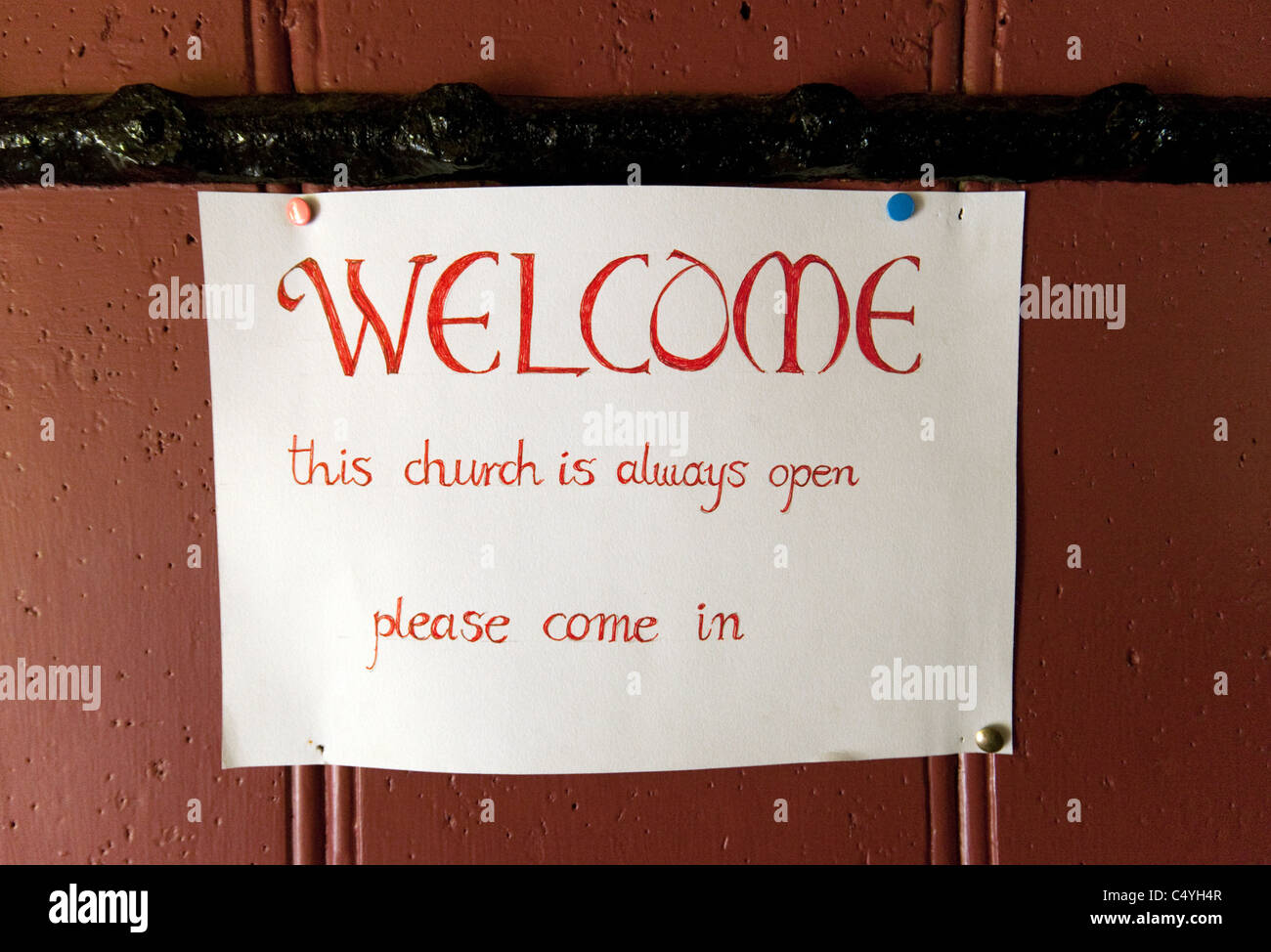 "Willkommen, ist diese Kirche immer offen" Zeichen, Iken Dorfkirche, Suffolk UK Stockfoto