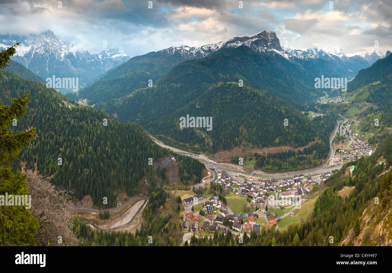 Blick über Val Pettorina in Richtung Cime di Col Rean und Sasso Bianco und Marmolada, Caprile, Veneto, Dolomiten, Italien, Europa Stockfoto
