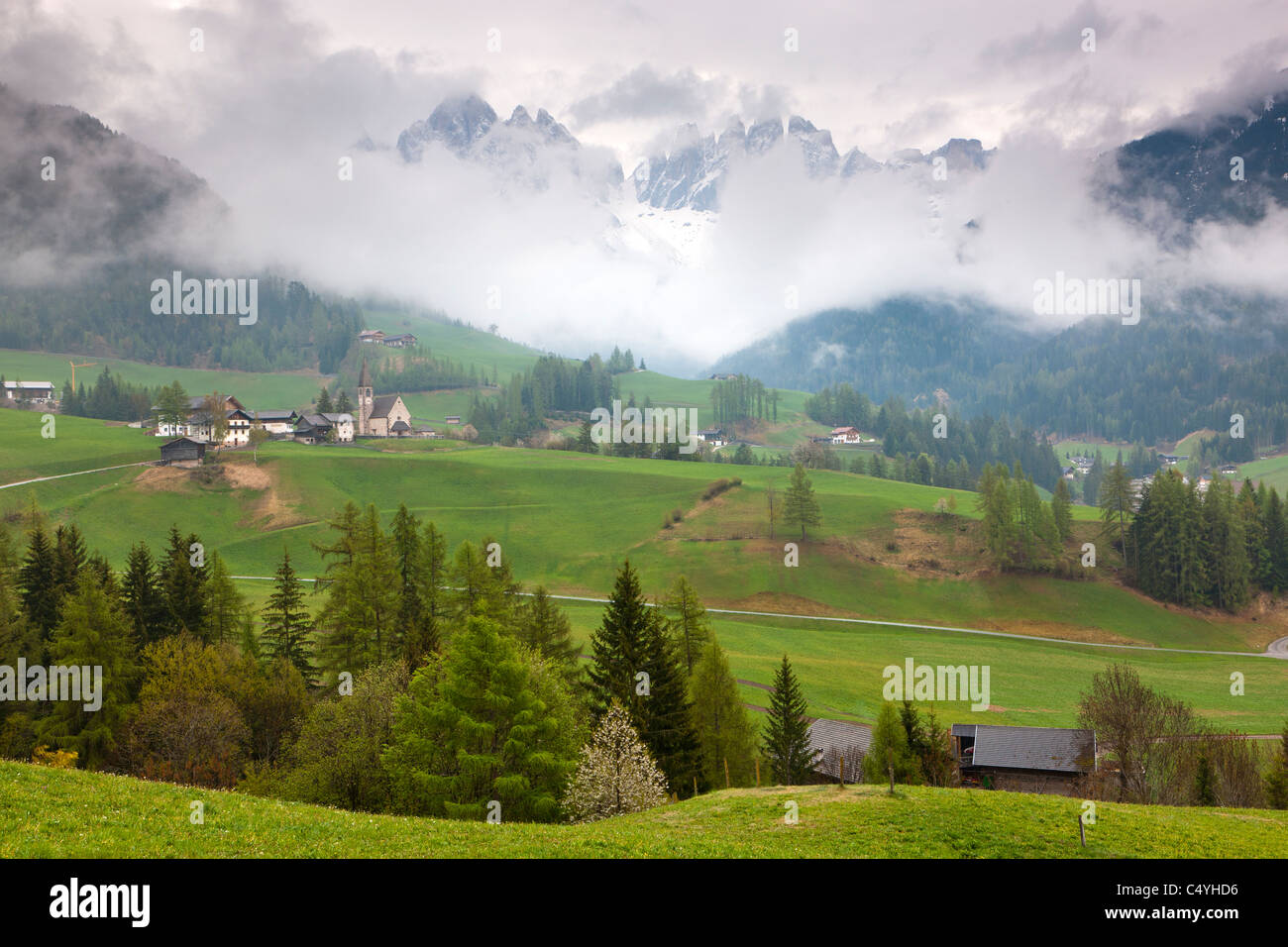 Val di Funes und Geisler-Gruppe, über Santa Maddalena, Trentino-Alto Adige, Dolomiten, Südtirol, Italien, Europa Stockfoto