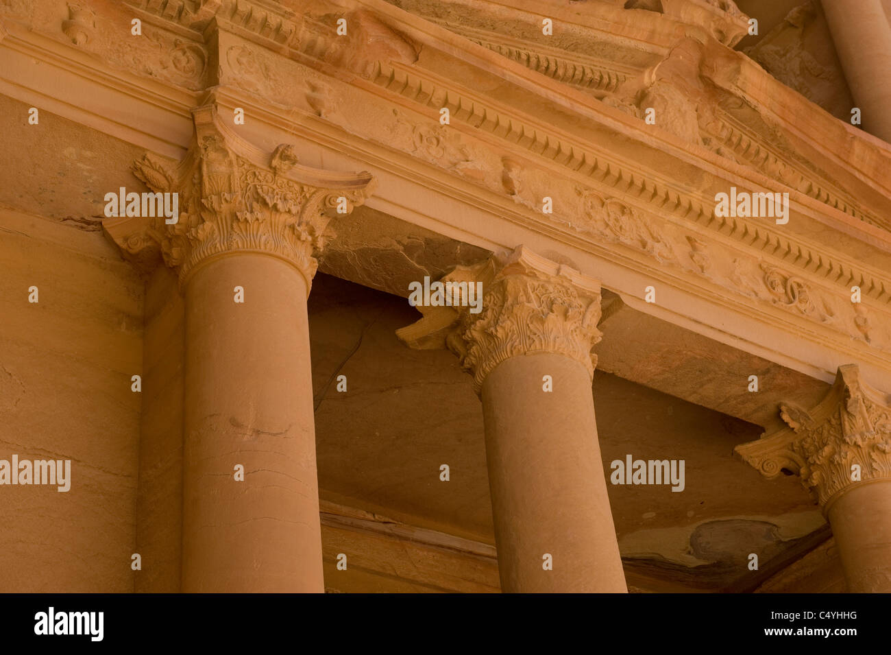 Petra, Jordanien. Das Finanzministerium, Al Khazneh, in den Felsen gehauen. Stockfoto