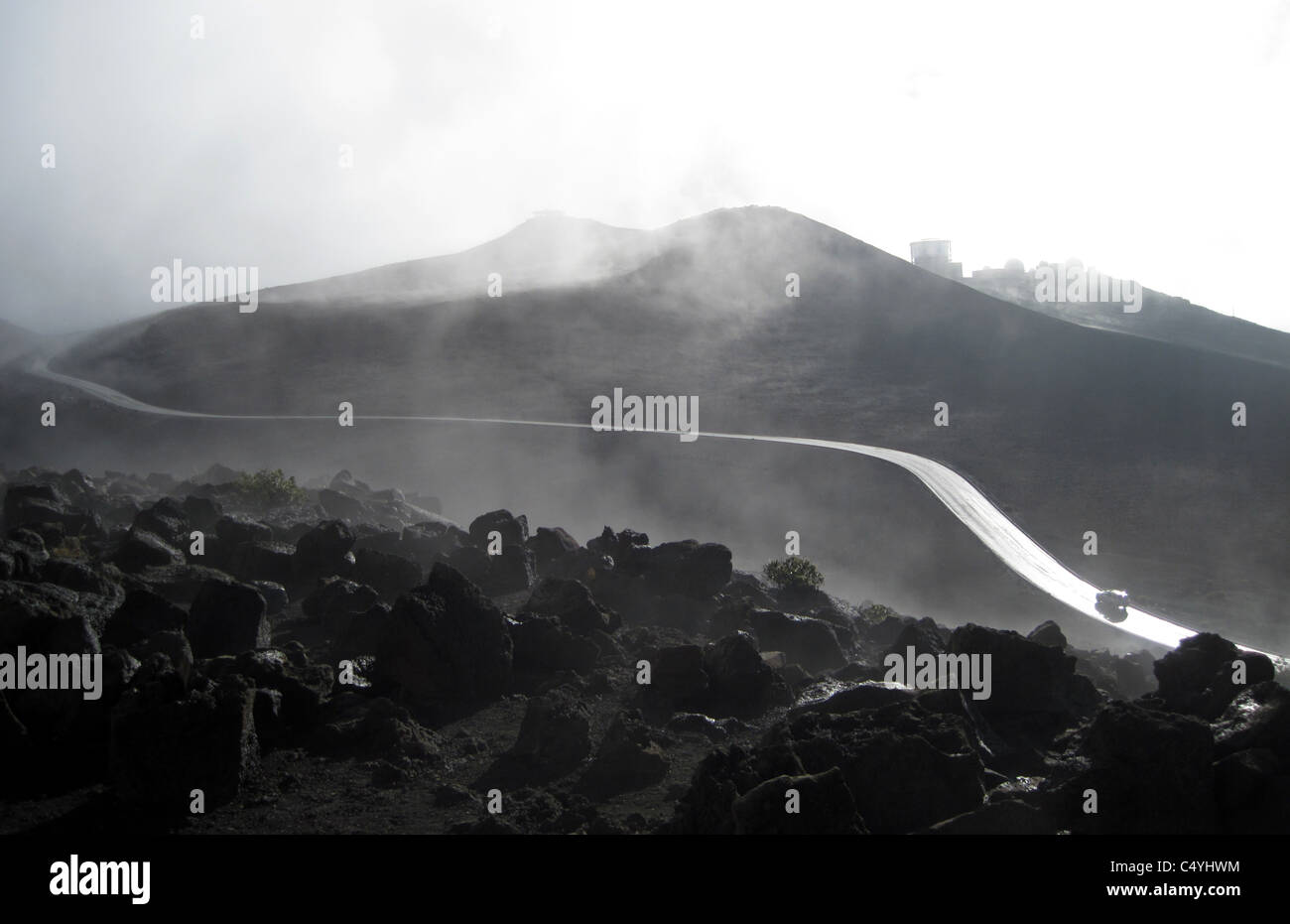 Glatt, silbrig Straße im Nebel führt zu Haleakala Sternwarte, Maui, Hawaii, USA Stockfoto