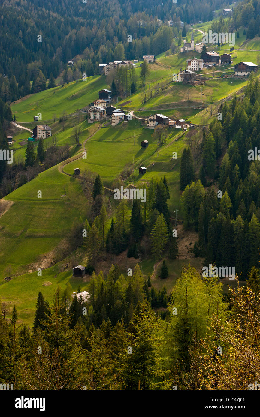 Dorf am Hügel M. Foppa, Buchenstein Del Col Di Lana, Veneto, Dolomiten, Italien, Europa Stockfoto