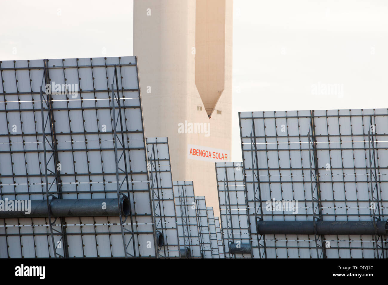 Heliostaten, große reflektierende Spiegel Regie Sonnenlicht PS20 thermische Solarturm Stockfoto