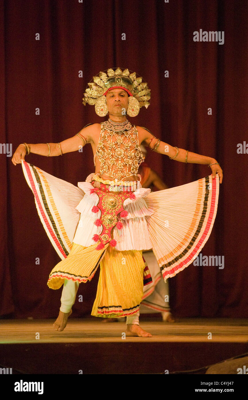 Traditioneller Tanz und Performance, kulturelle Trommeln zeigen, Kandy, Sri Lanka Stockfoto