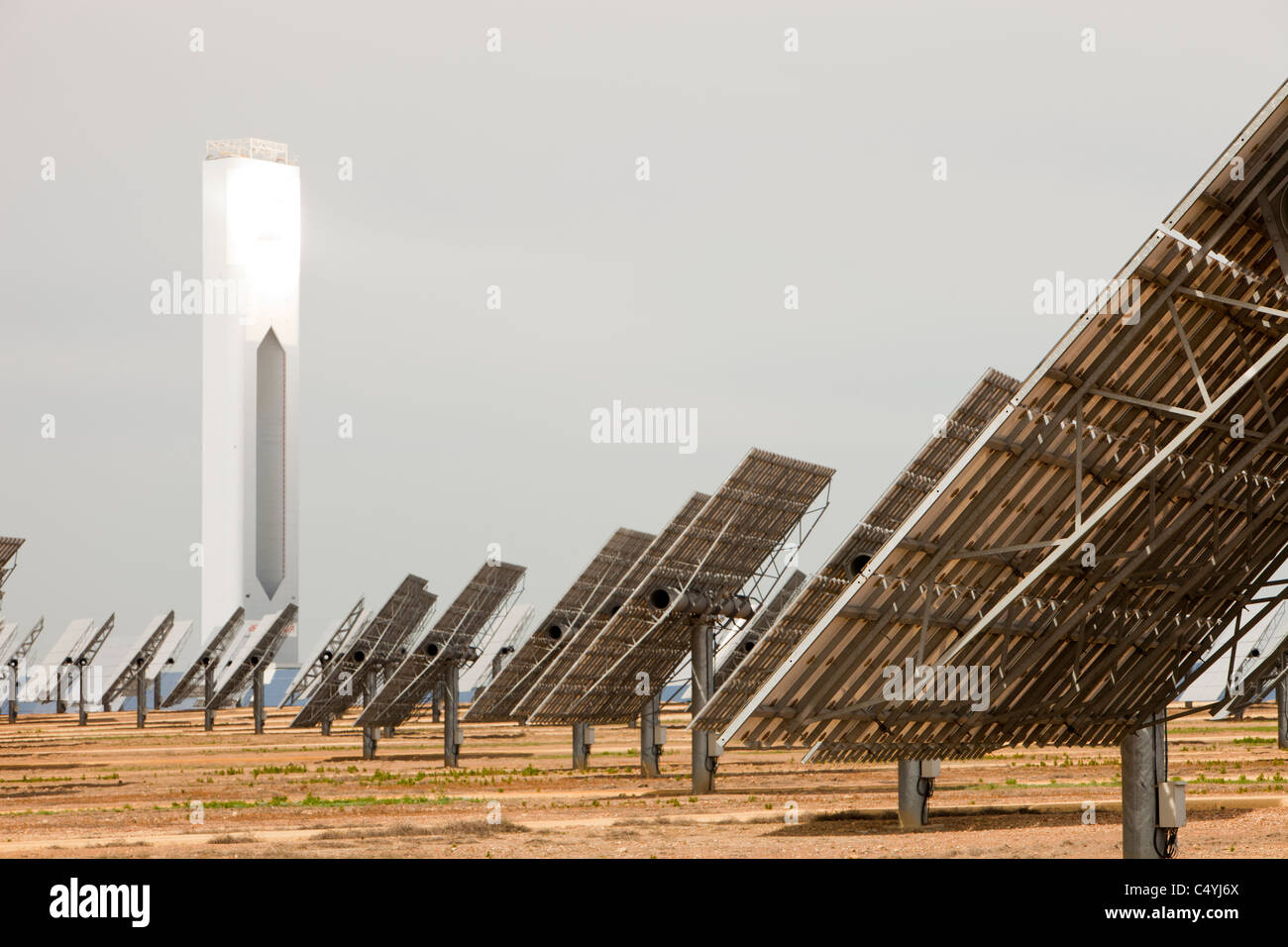 Heliostaten, große reflektierende Spiegel Regie Sonnenlicht PS20 thermische Solarturm, Stockfoto