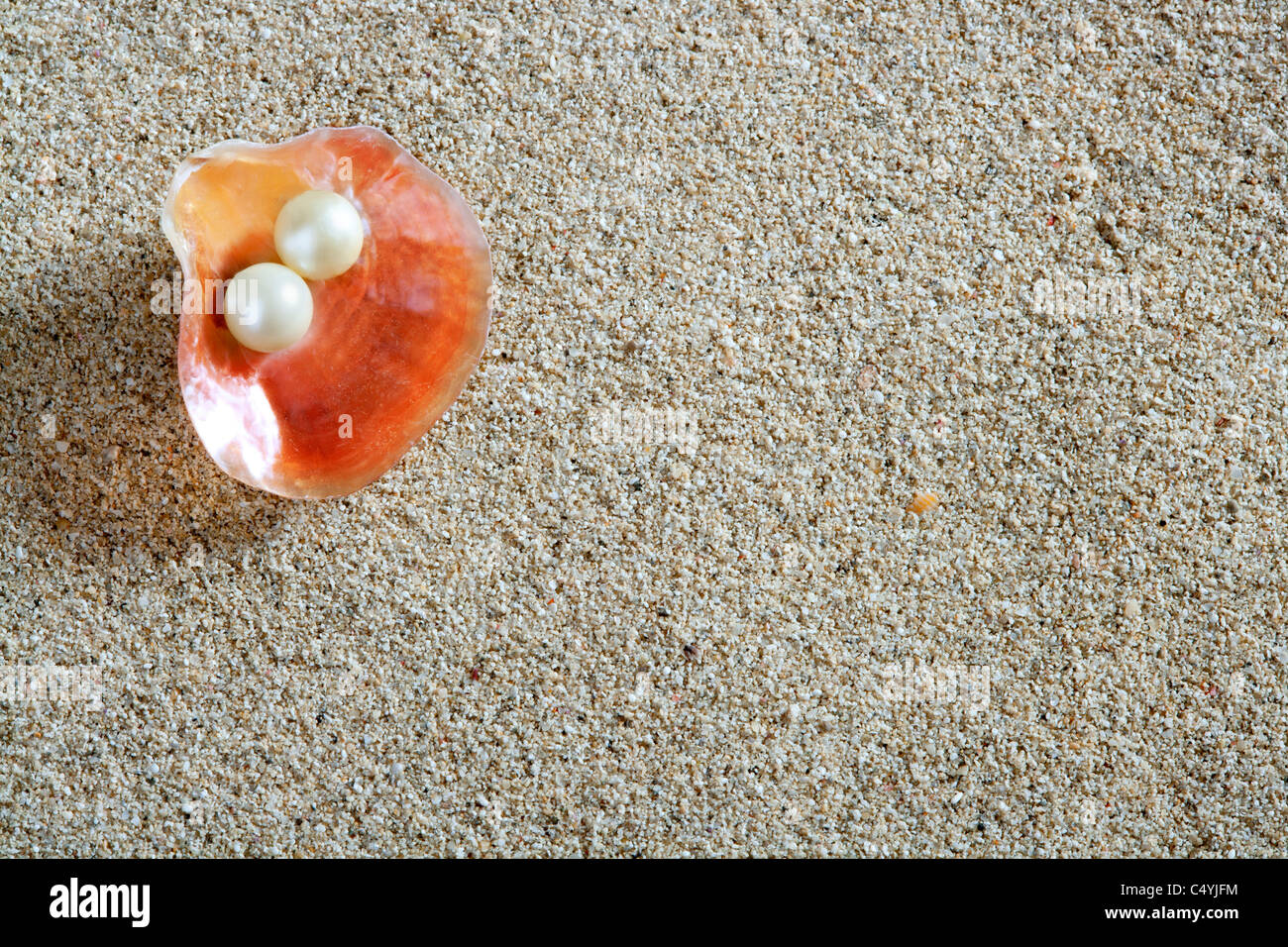 , weißer Strandsand mit Perle in der Muschel Shell Makro Nahaufnahme Stockfoto