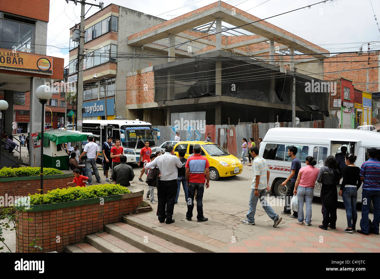 Kolumbianer warten auf Busse unterwegs in Fusagasuga, Kolumbien. Stockfoto
