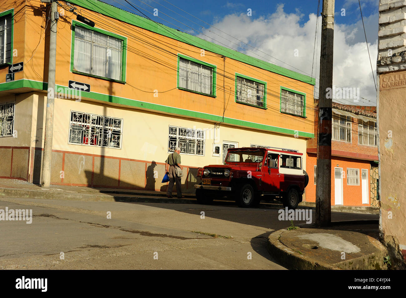 Typische Straße und Gehäuse-Szene für die Einwohner etwas außerhalb der Mitte Fusagasuga Stadt in Kolumbien. Stockfoto