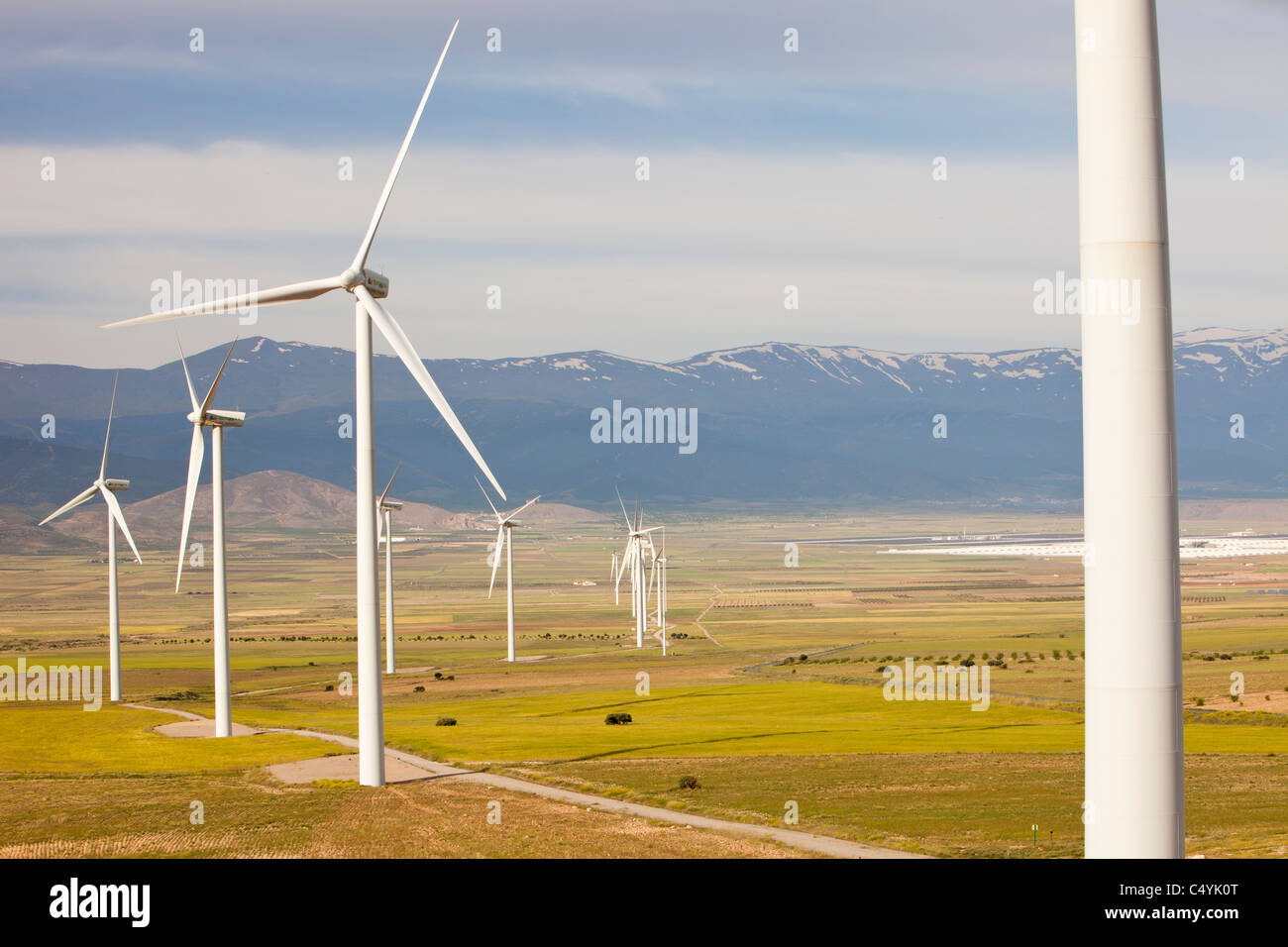Ein Windpark in der Nähe von La Calahorra in Andalusien, Spanien, mit der weltweit größten Photovoltaik-Anlage im Hintergrund. Stockfoto