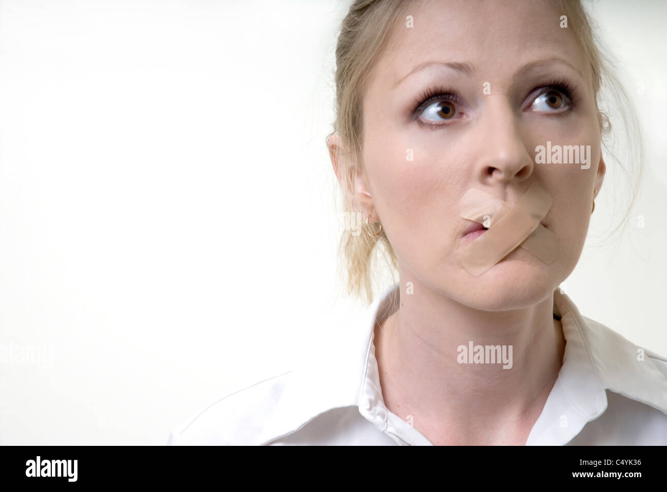 Womans Mund auf weiß bandagiert Stockfoto