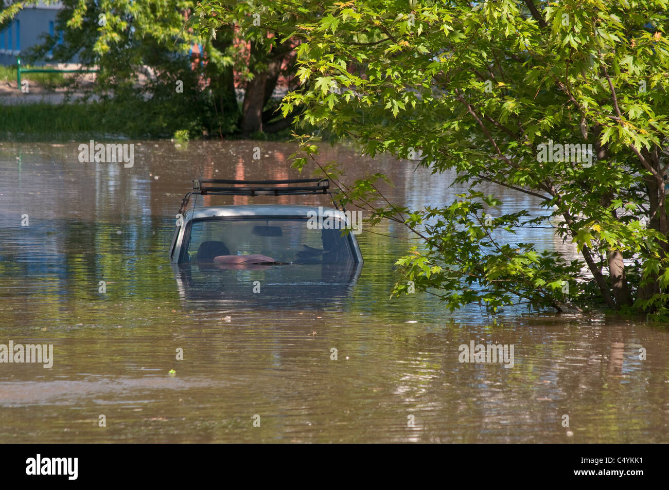 Überschwemmten Auto am Parkplatz in der Nähe von Wohnhaus, 2010 Flut an Kozanow von Breslau, Niederschlesien, Polen Stockfoto