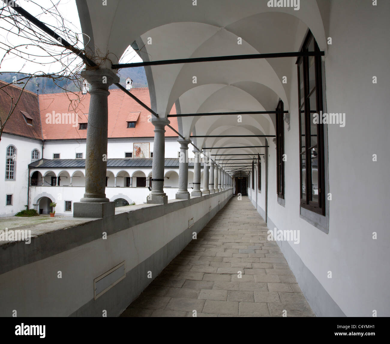 Gaming - späten Kartäuser-Kloster in Österreich - externe Korridor Stockfoto