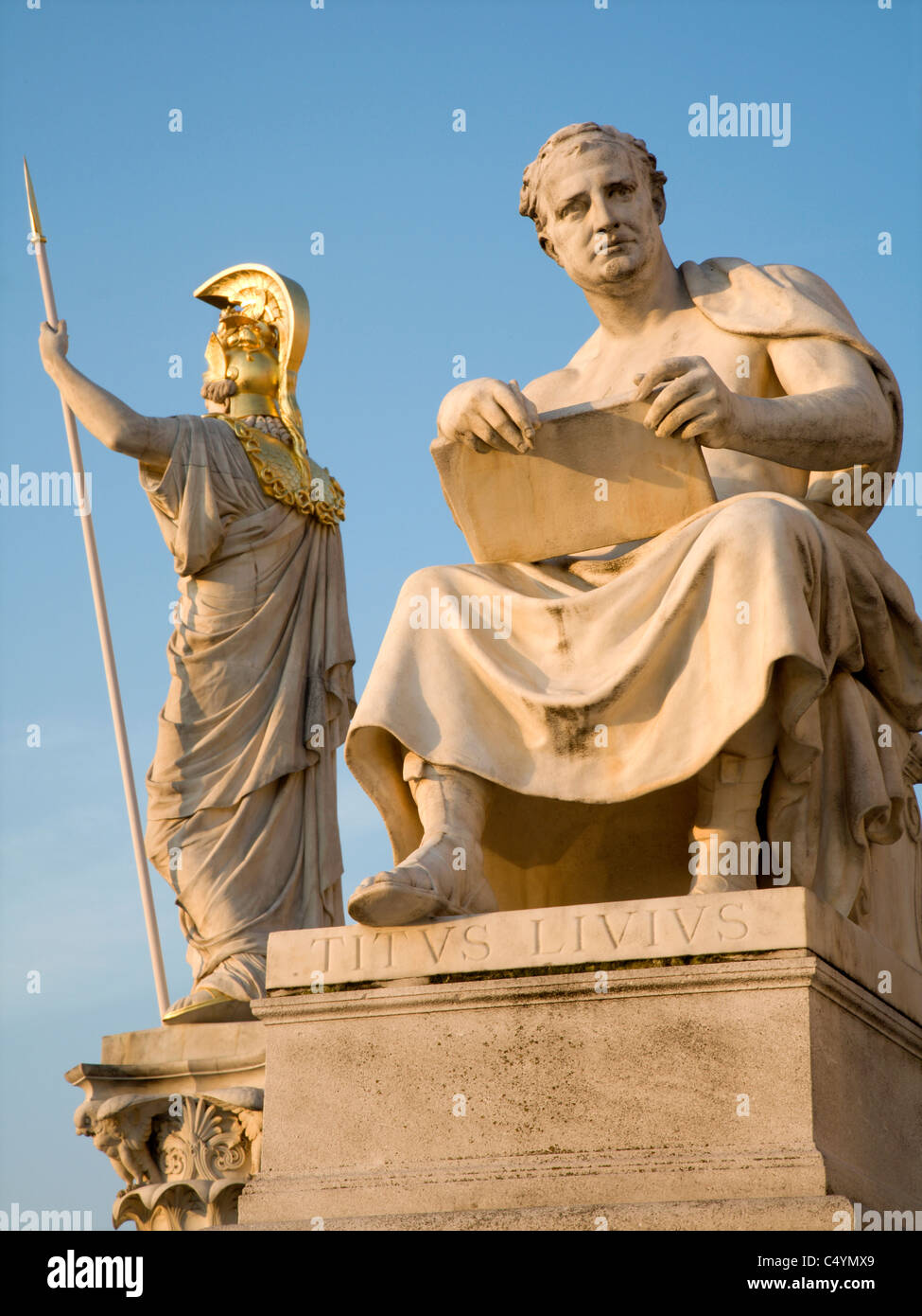 Wien - Historiker Titus Livius Statue für das Parlament im Morgenlicht Stockfoto