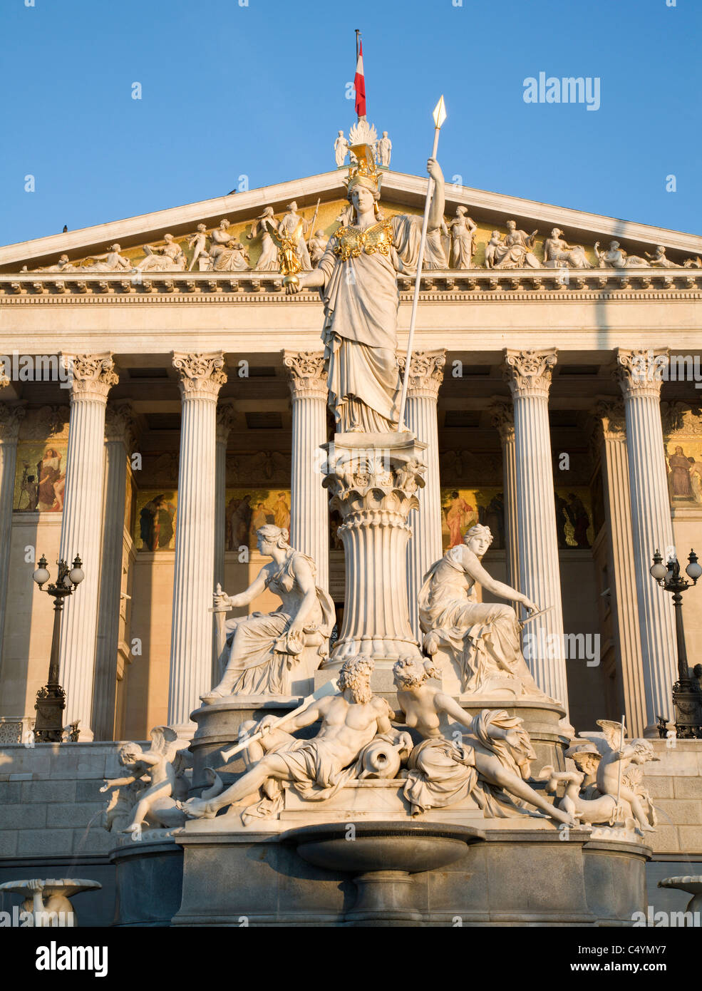 Pallas Athene-Brunnen für das Parlament in Wien im Morgenlicht Stockfoto