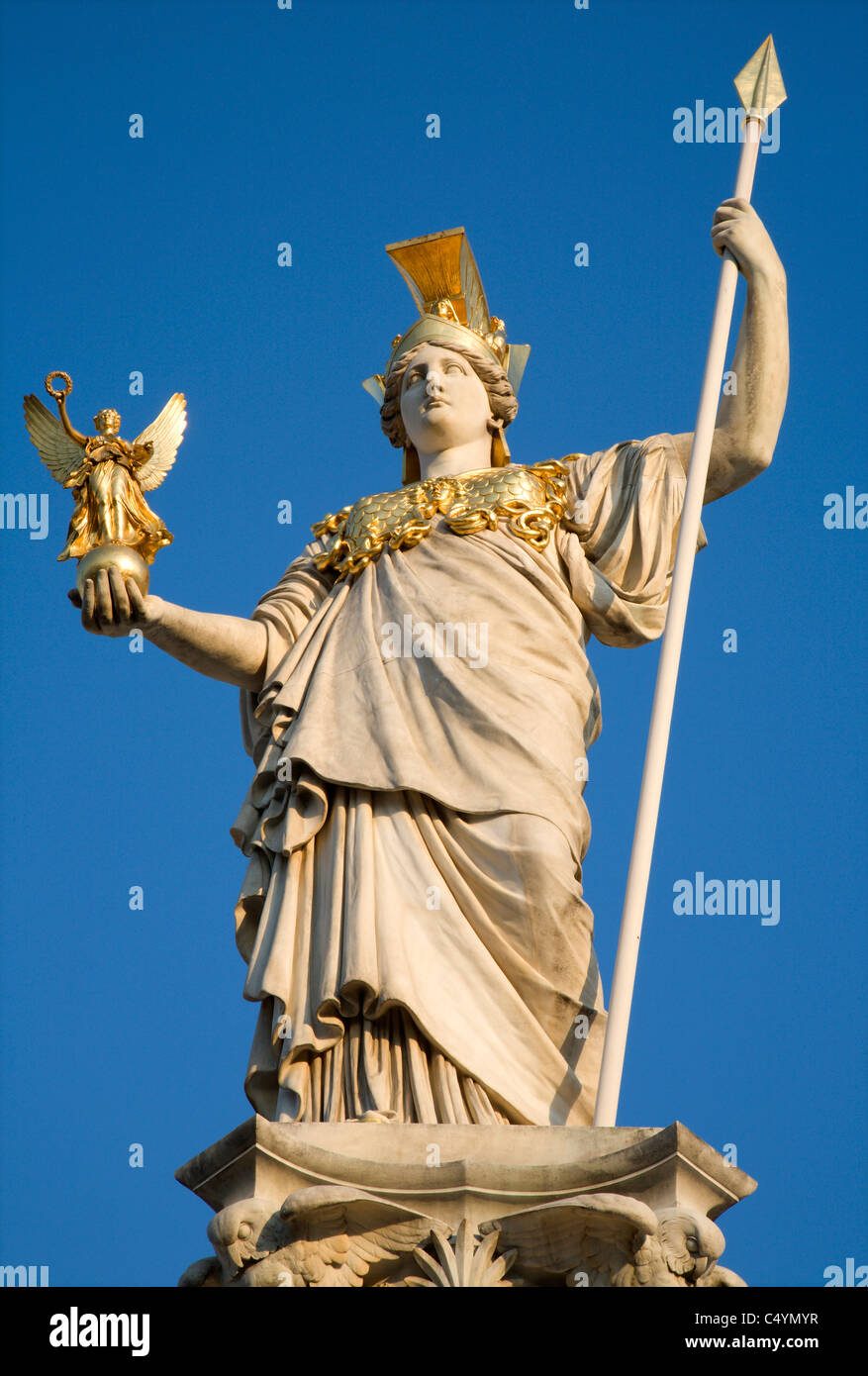 Statue der Pallas Athene für das Parlament in Wien im Morgenlicht Stockfoto