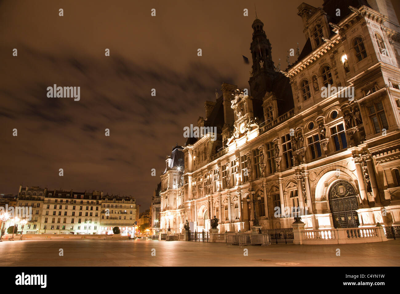 Paris - Hotel de Ville in der Nacht - Rathaus Stockfoto