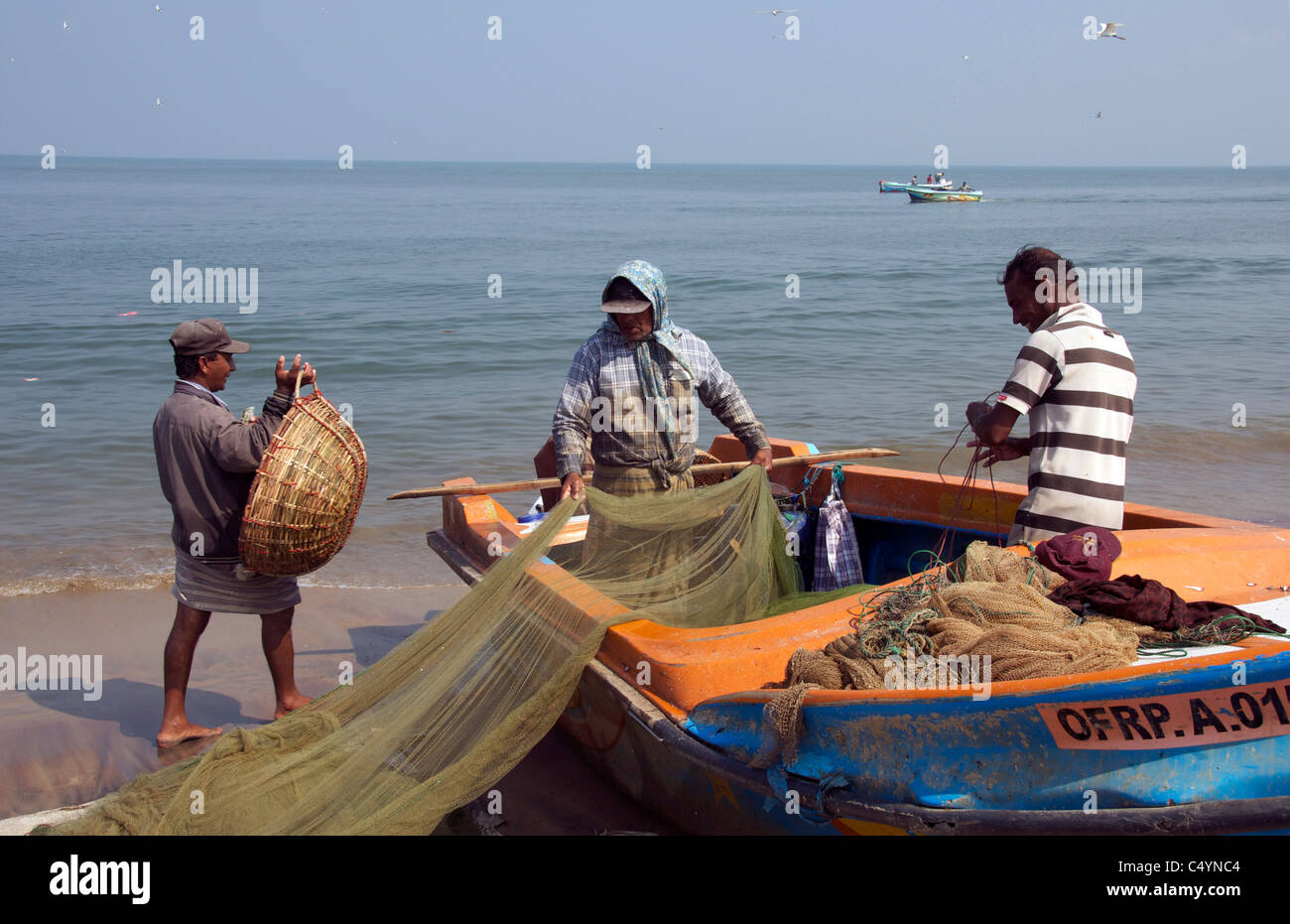 Fischer, Reinigung und Sortierung der Netze Negombo Sri Lanka Stockfoto