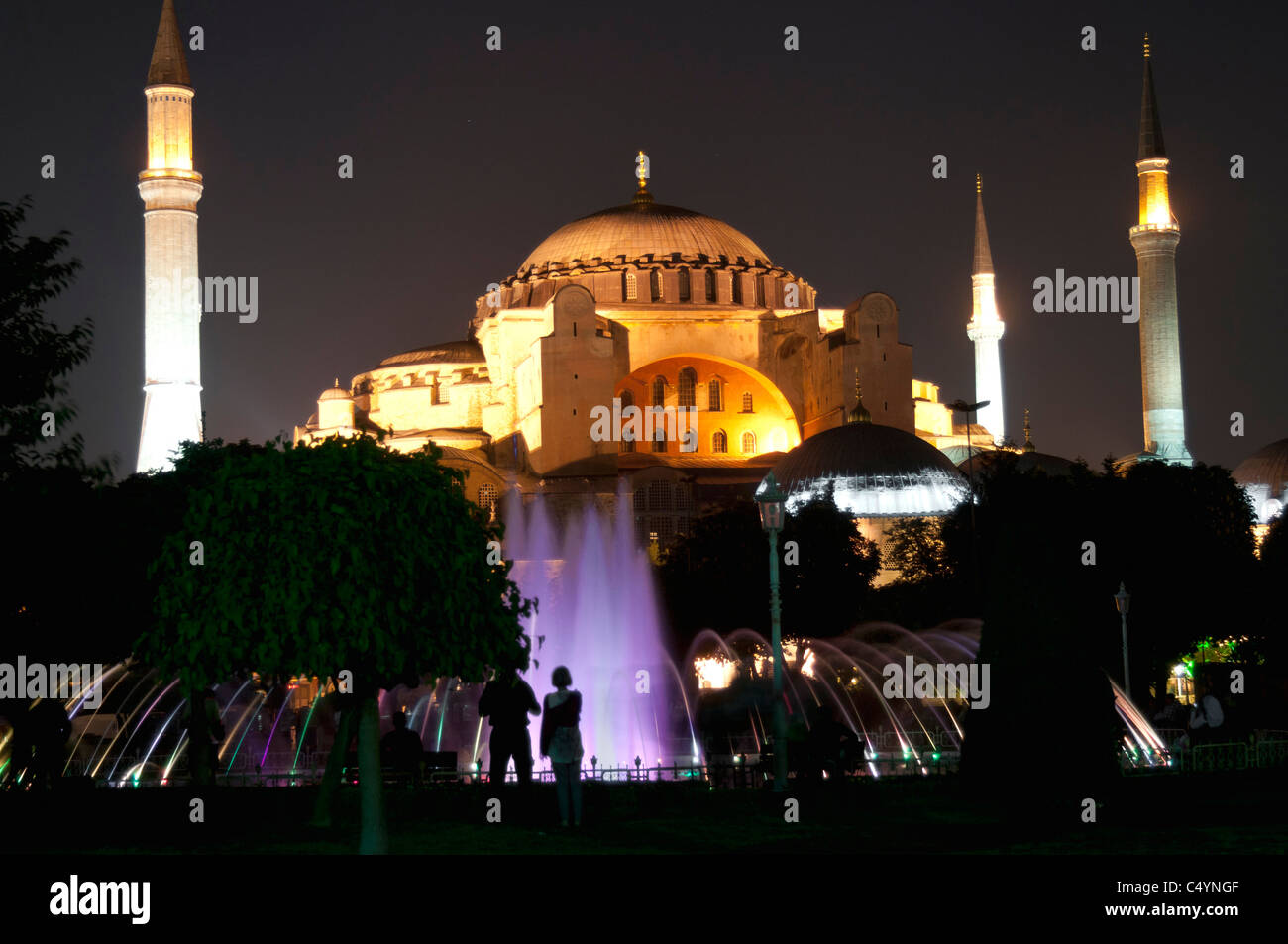 Touristen bewundern die beleuchtete Aya Sofya (Aghia Sophia) in der Nacht, Istanbul Stockfoto