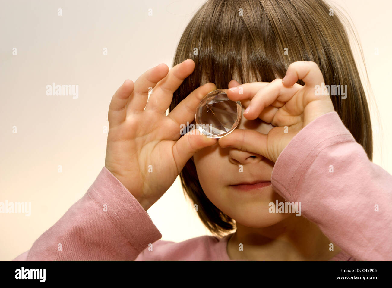 kleine Mädchen und Glas Diamant Stockfoto