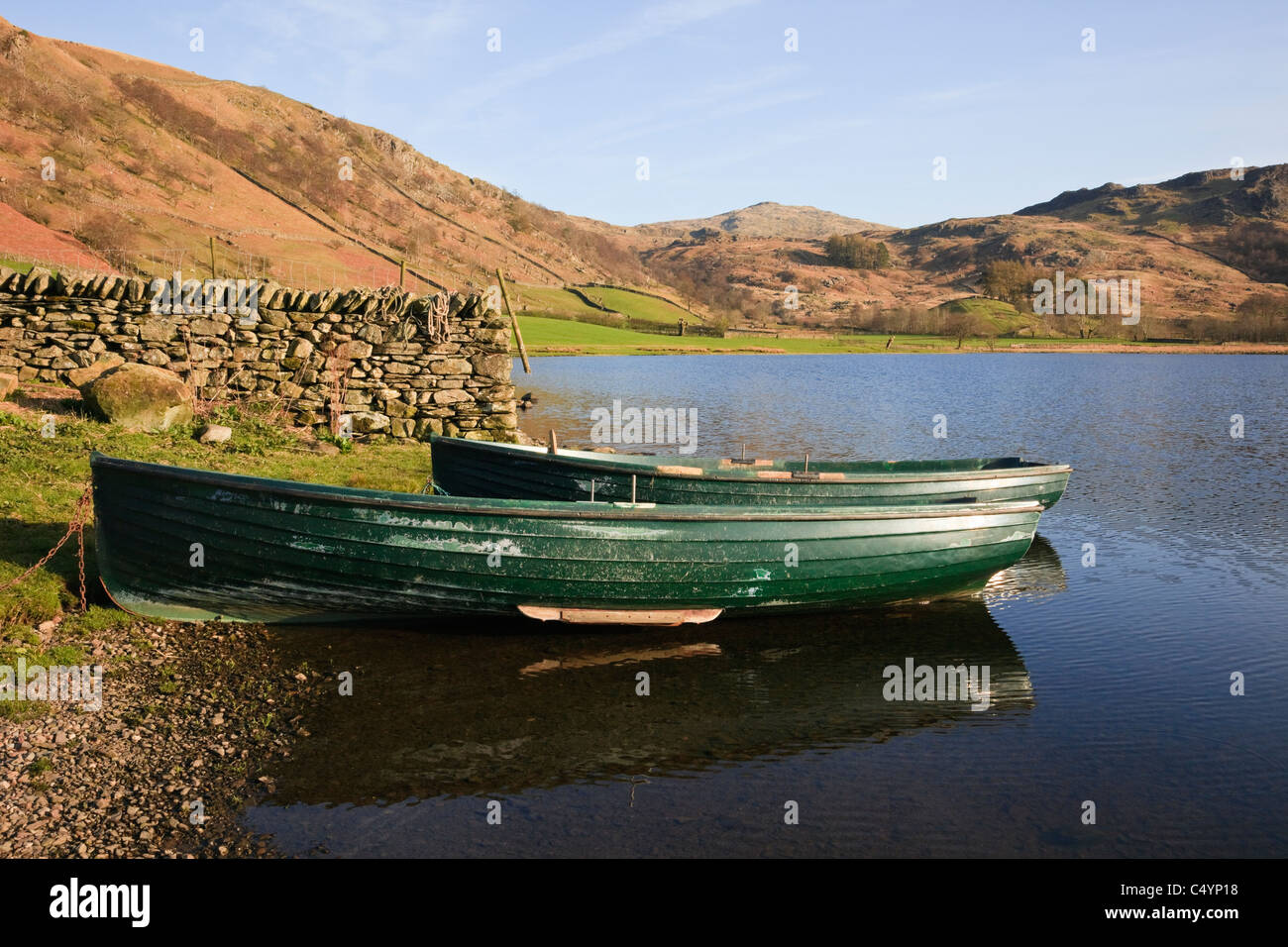 Watendlath, Cumbria, England, UK. Hölzerne Fischerboote am Ufer des Watendlath Tarn in den Fjälls des Lake District National Park Stockfoto