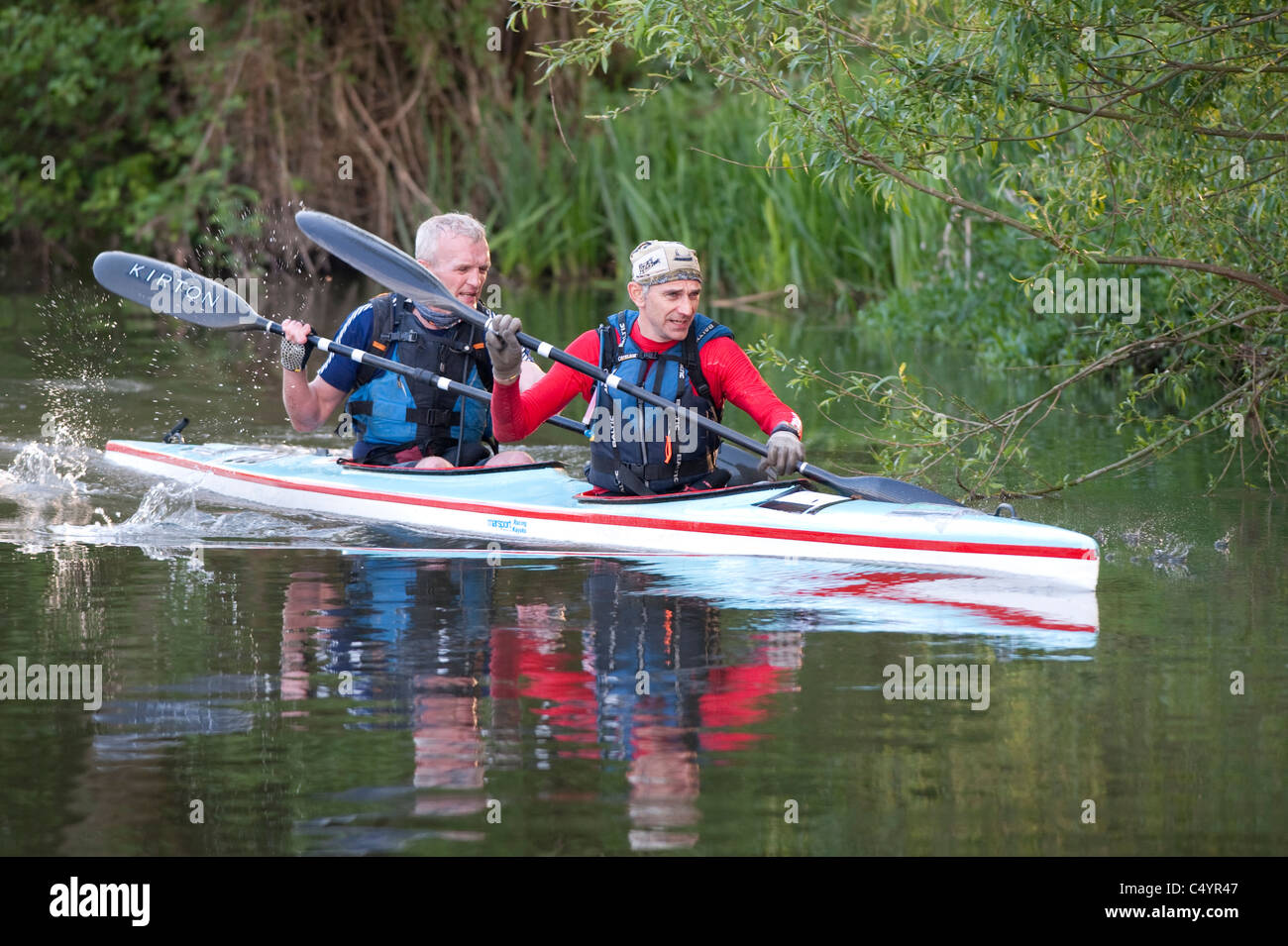 Zwei Kanuten auf der Kennet und Avon Kanal in Aldermaston während der jährlichen Devizes Westminster internationale Kanu-Rennen Stockfoto