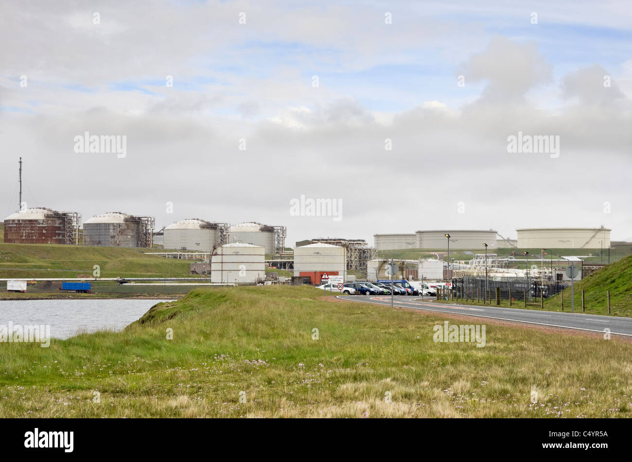 Shetland-Inseln, Schottland, UK, Großbritannien. Propan Gas und Erdöl Lagertanks am Eingang zum Ölterminal Sullom Voe Stockfoto